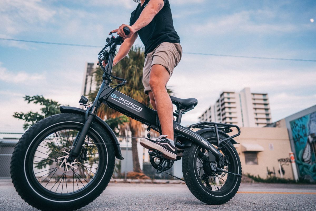 Cycliste roulant à vélo électrique en ville