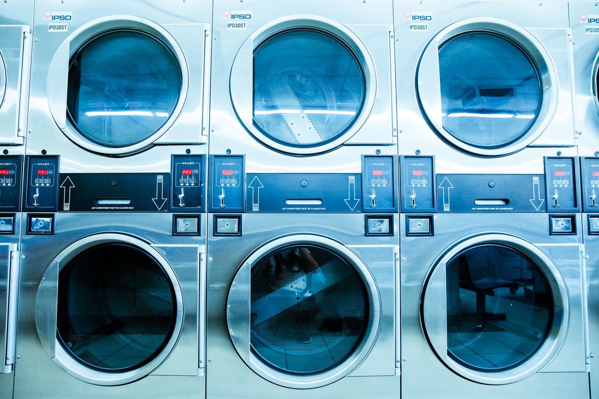 Lave-linge hublot empilés dans une buanderie