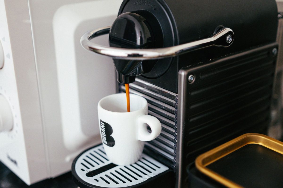 Petite machine à café expresso en fonctionnement