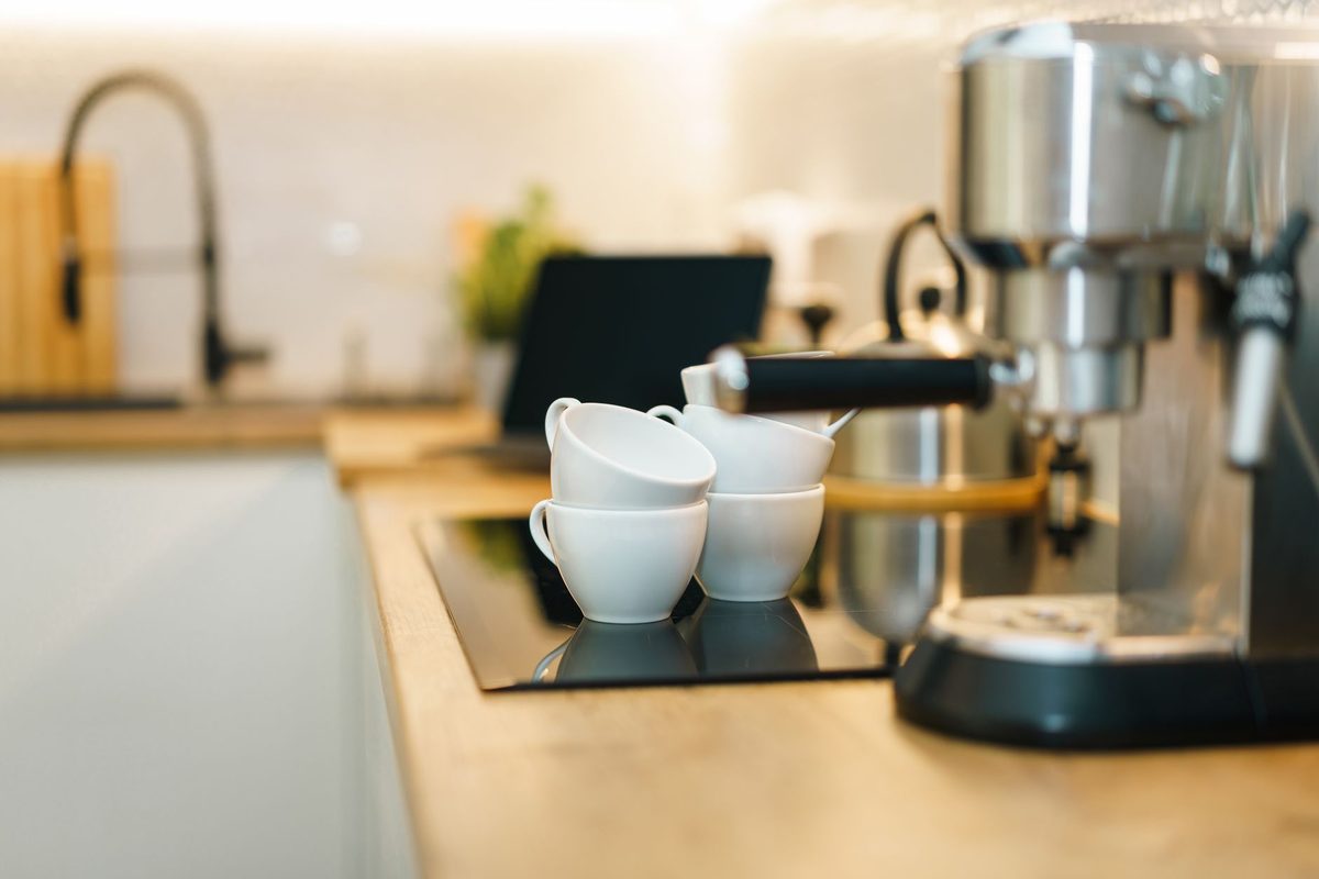 Cuisine avec cafetière et tasses le matin