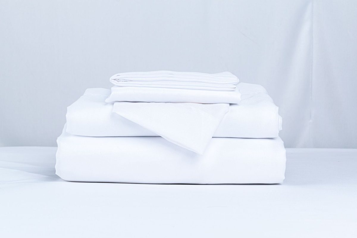 Linge de maison blanc soigneusement plié