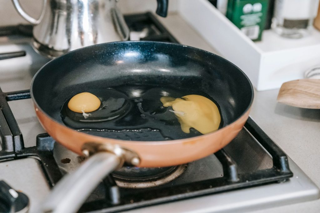Tefal ou Kenwood pour une poêle antiadhésive ?