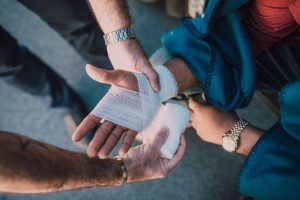 Que faire avant l’arrivée des secours en cas de blessure