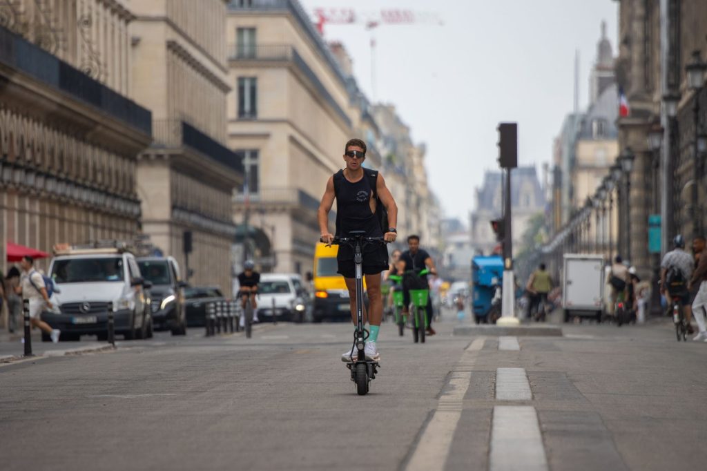 Paris : le choc des transports, entre vélo, voiture et trottinettes