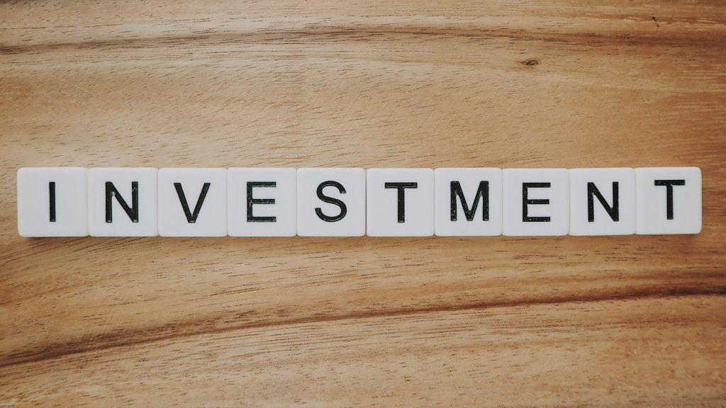 Investissements financiers : entre épargne immobilisée et choix diversifiés