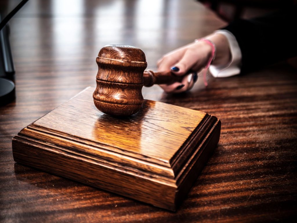 Procès de Lucie Bernardoni : un report qui soulève des interrogations sur la justice et la protection de l’enfance