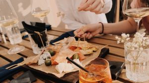 Apéro entre amis à Nice : organiser sans se ruiner, toute la night