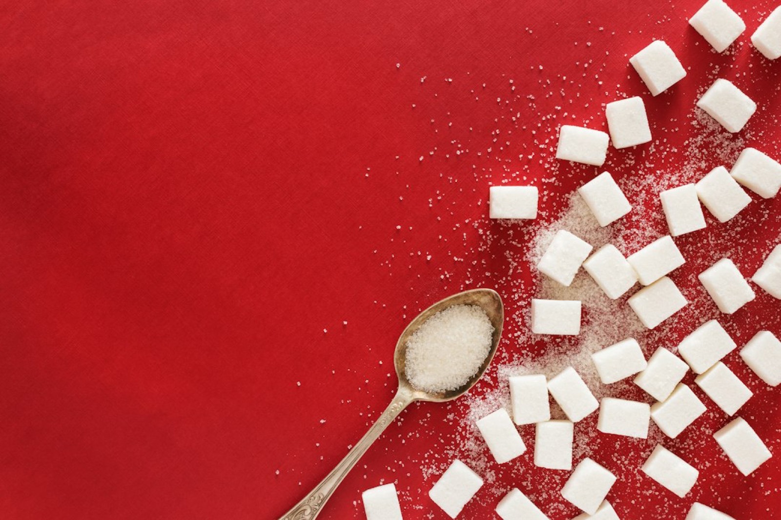 étiquette nutritionnelle d'une boisson énergisante avec caféine et sucre détaillés