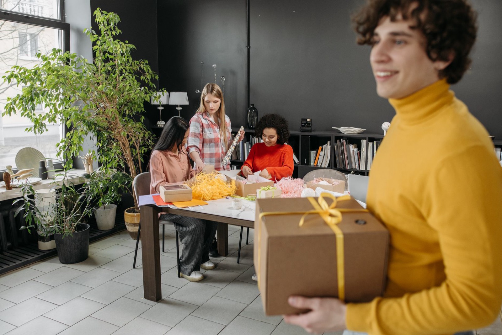 Équipe de bureau ouvrant un cadeau d'entreprise personnalisé