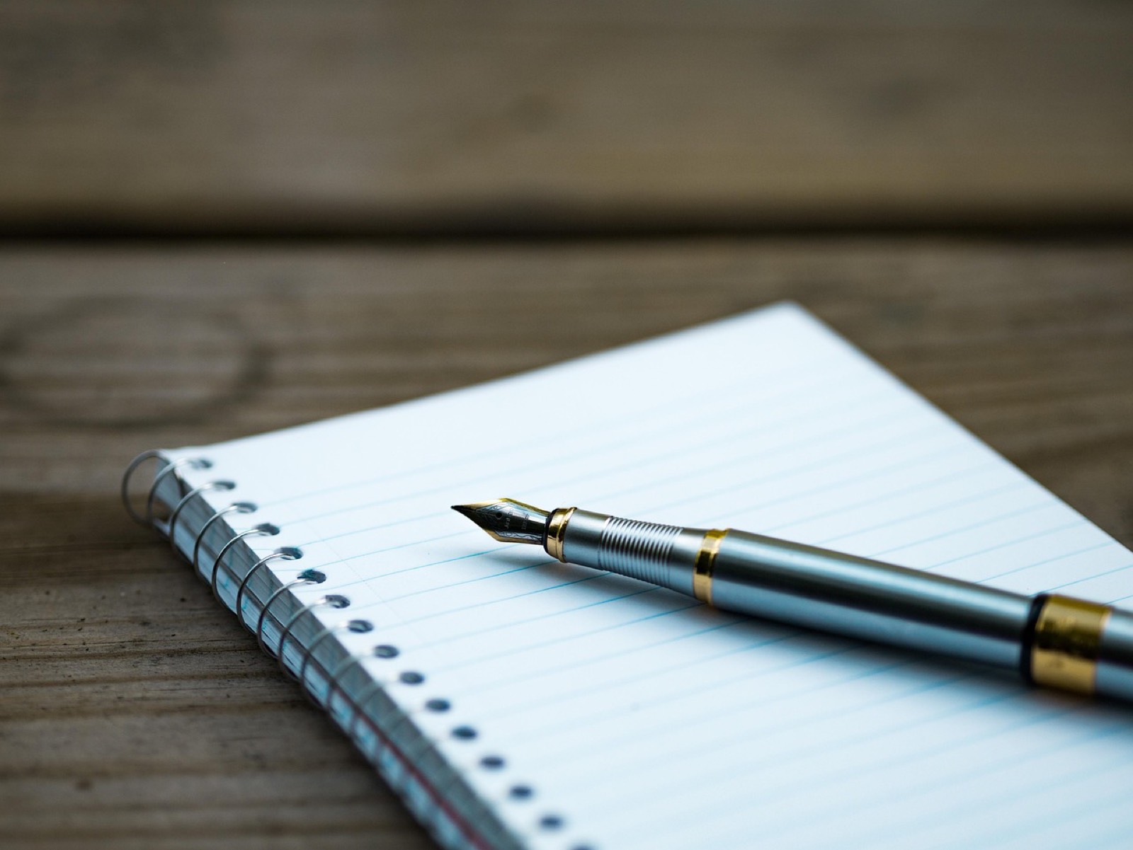 acte de naissance et stylo sur un bureau
