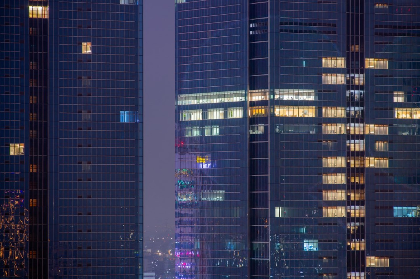 Façade d'un immeuble de bureaux en ville, type d'actif détenu par les SCPI