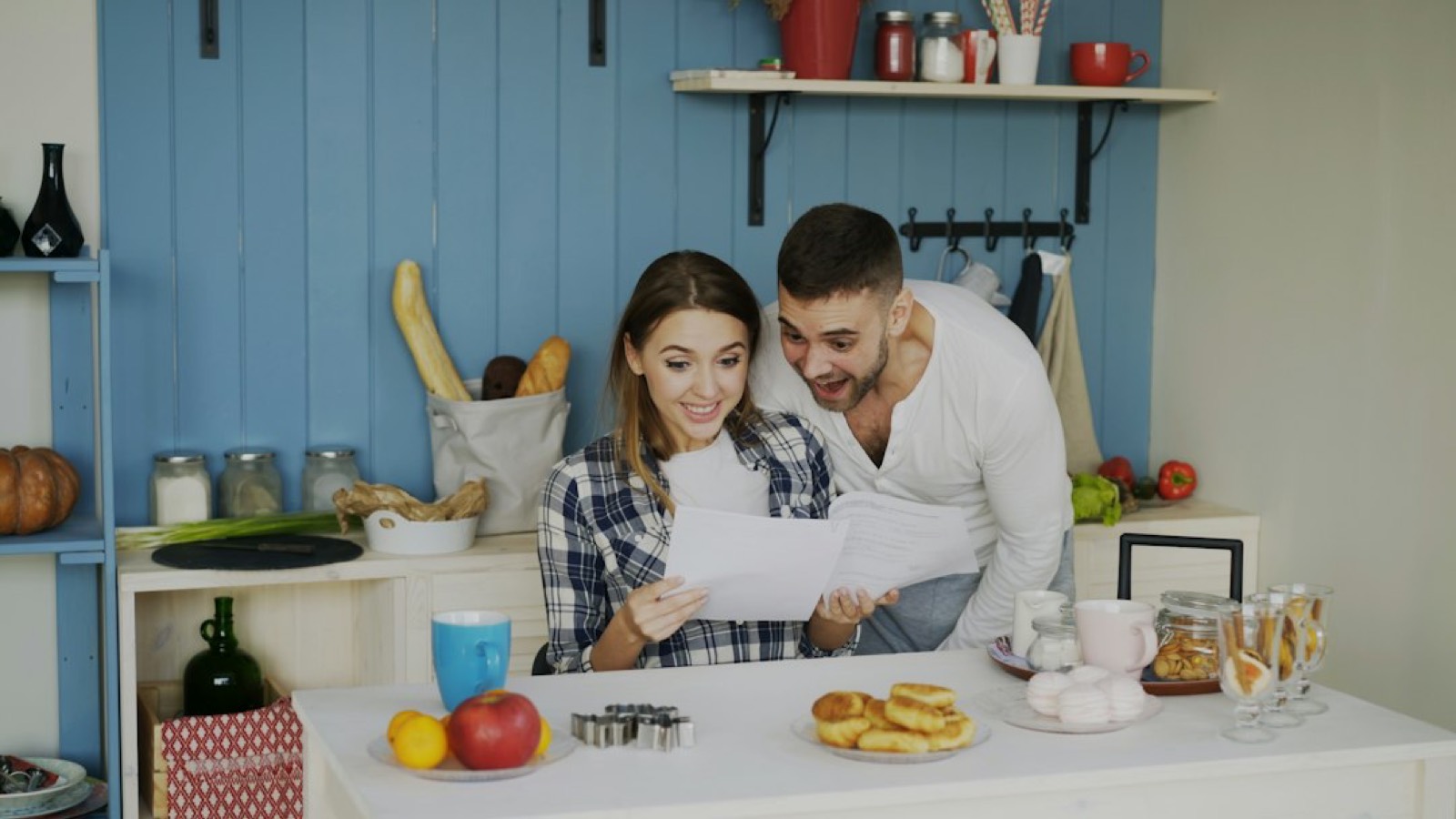 couple consultant des documents de budget et de crédit à la maison