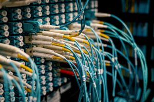 Devenir technicien fibre optique : formation et salaire