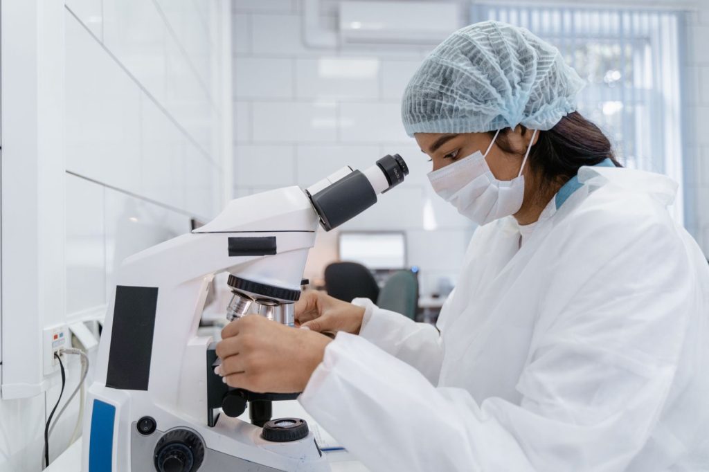 Devenir technicien de laboratoire : formation et salaire
