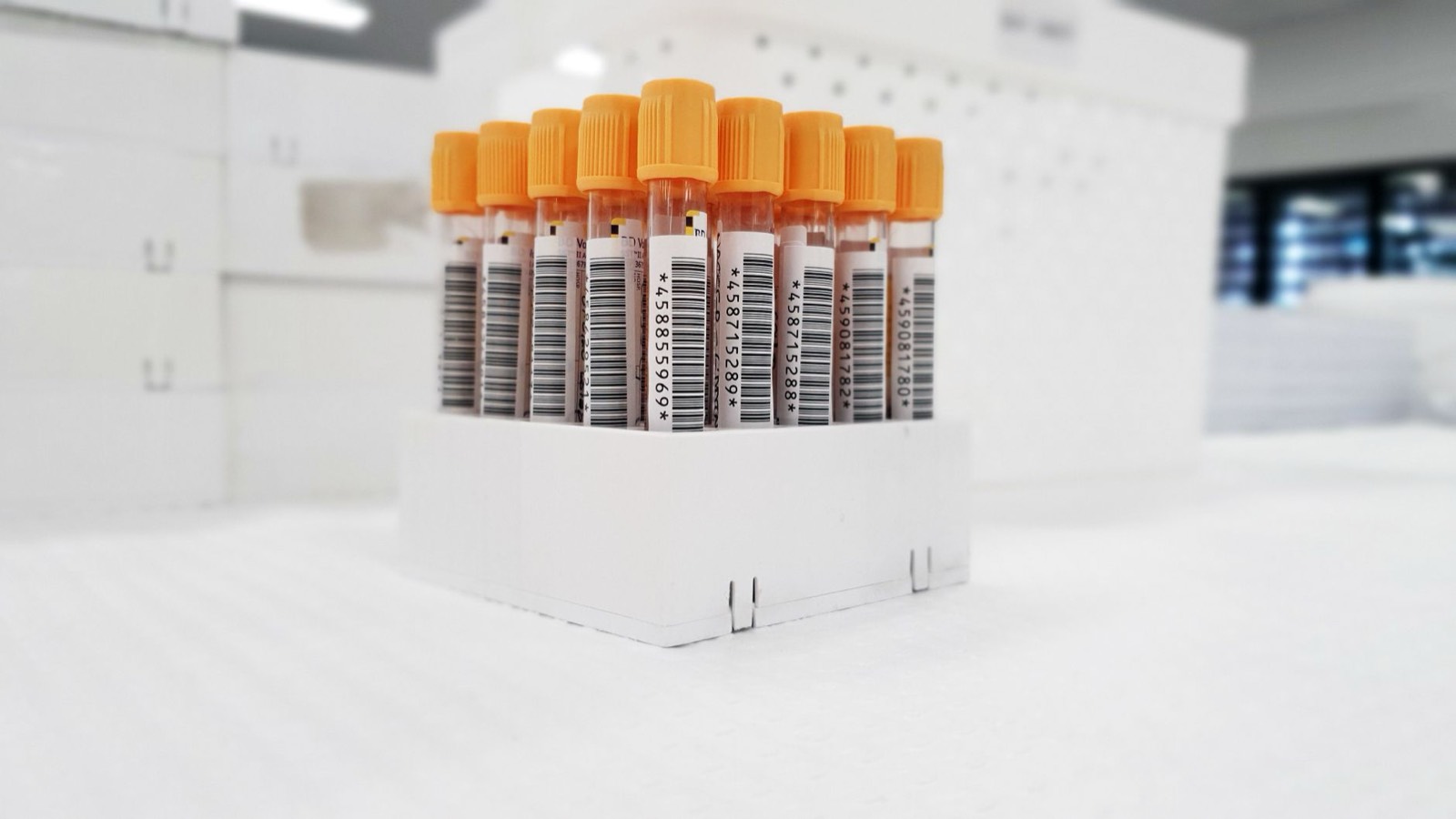 Technicien de laboratoire manipulant des éprouvettes d'analyse