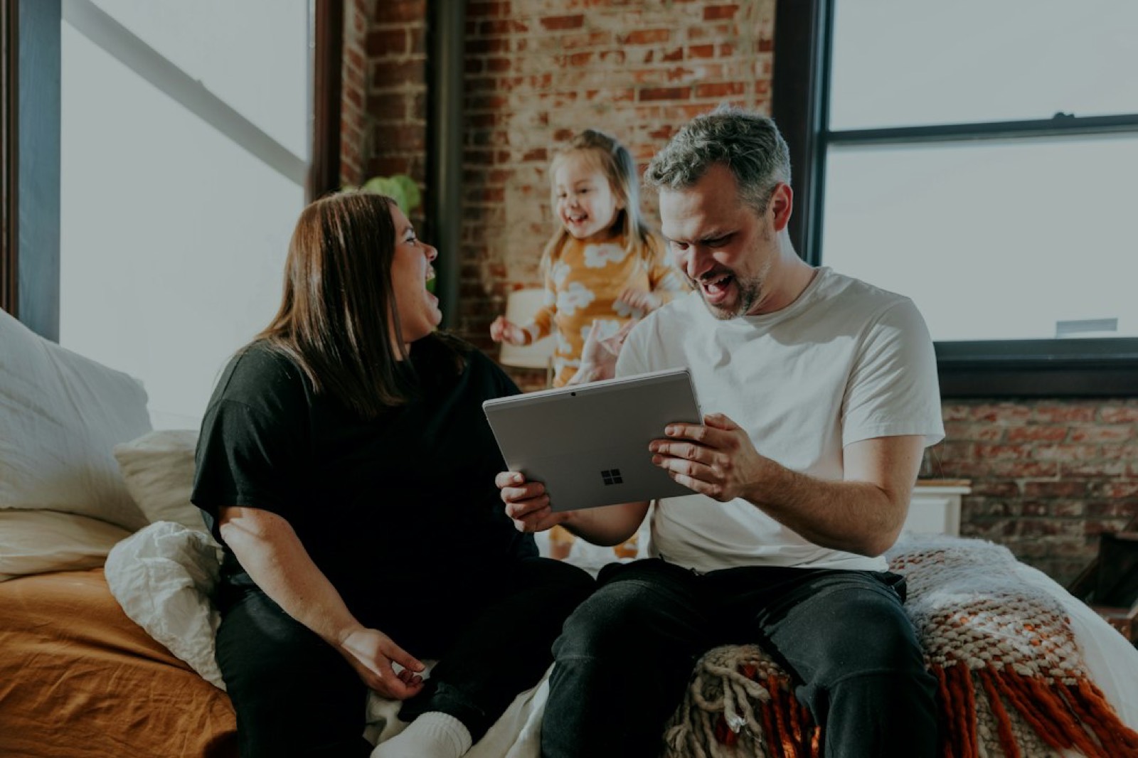 Parent vérifiant les paramètres de sécurité sur une tablette avec son enfant