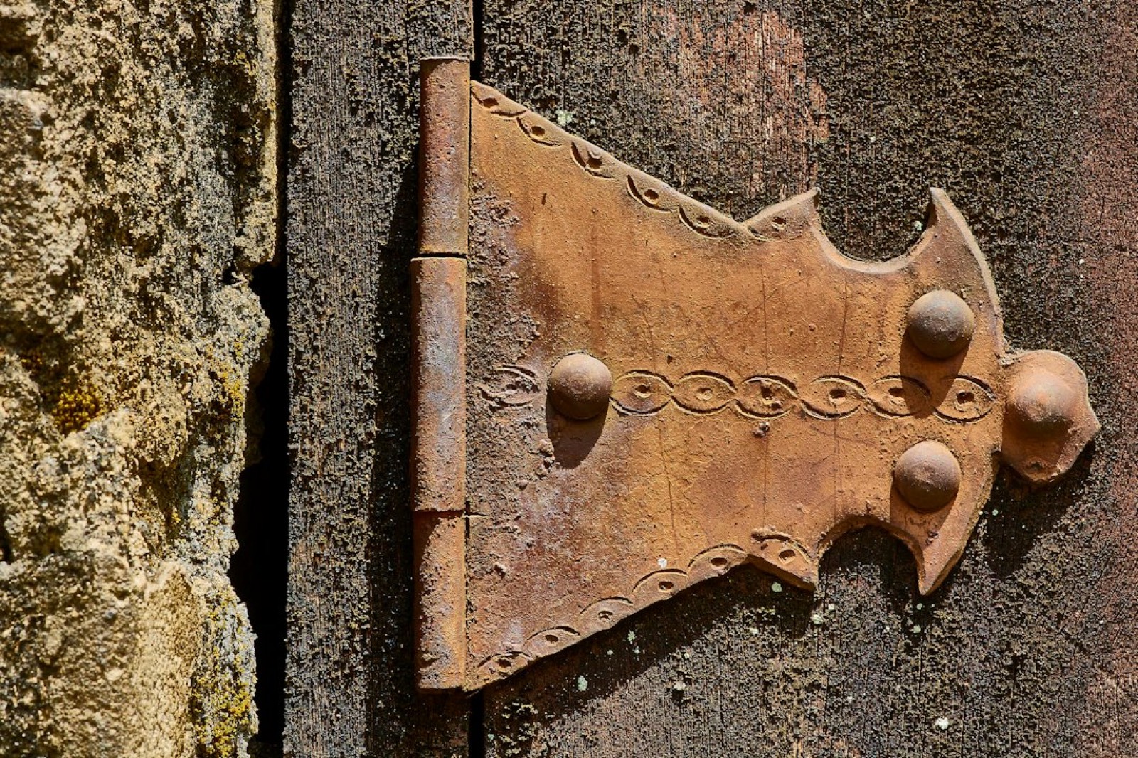 Mesure de l'épaisseur du mur au niveau de la charnière avant pose d'une huisserie de porte intérieure