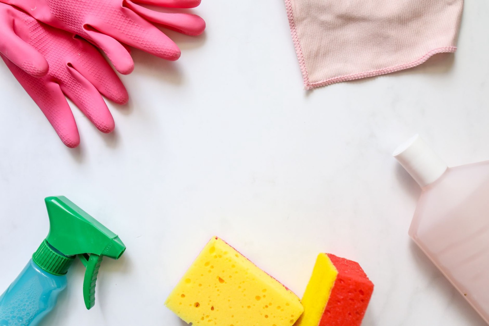 Produits et éponge pour le ménage de la salle de bain avant état des lieux