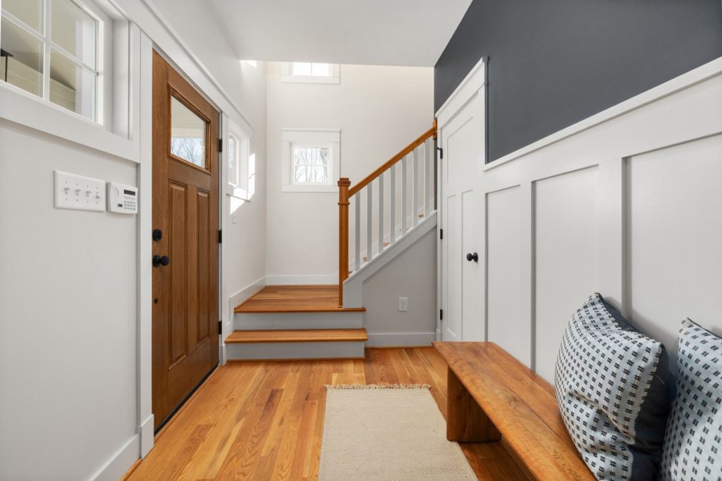 Optimiser l&rsquo;espace d&rsquo;une entrée étroite : les astuces qui changent tou