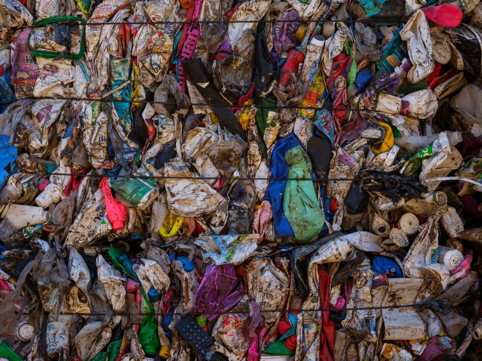 Balles de bouteilles en plastique compressées dans un centre de tri, matière première du polyester recyclé