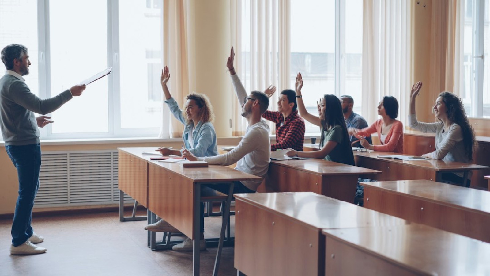 Salle de formation professionnelle pour adultes en reconversion, apprentissage de gestes techniques