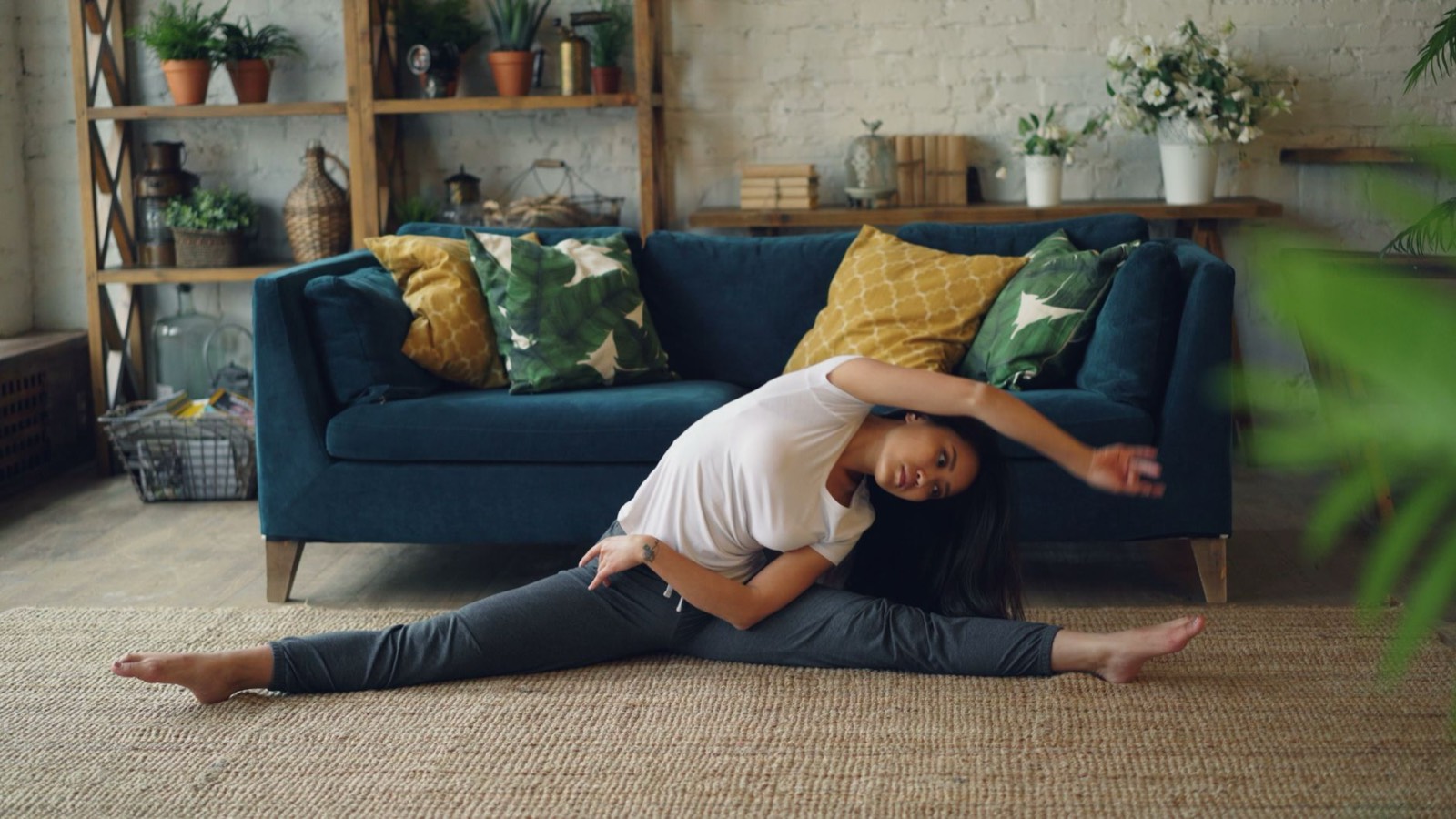 Tapis de sport déroulé dans un petit salon pour une séance d'étirements