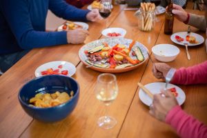 Soirée improvisée à Nice : que grignoter sans multiplier les courses ?